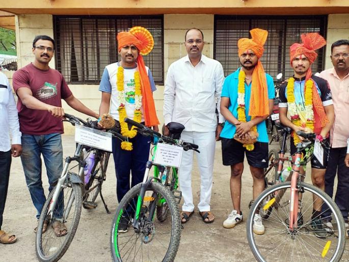 Parbhani: A cycle ride created for AIDS awareness | परभणी : एड्स जनजागृतीसाठी काढली सायकलवारी