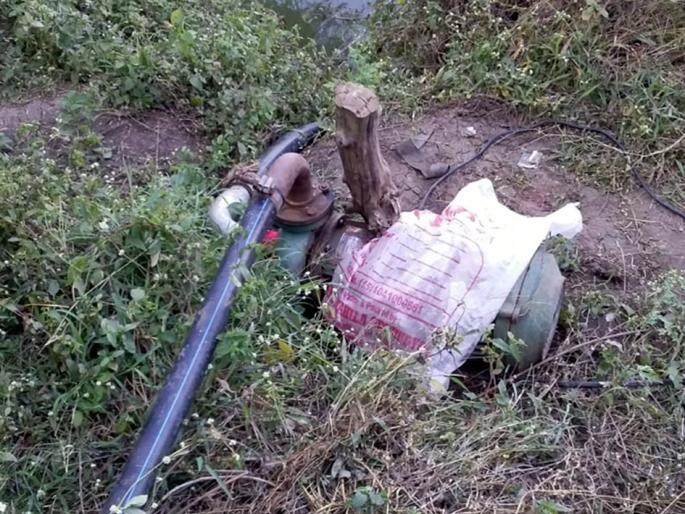 Parbhani: Water theft from the residence of Rahati | परभणी :राहटी बंधाऱ्यातून पाण्याची चोरी Parbhani: Water theft from the residence of Rahati | परभणी :राहटी बंधाऱ्यातून पाण्याची चोरी