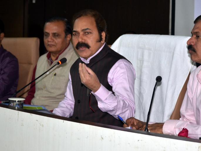 Review meeting at Parbhani District Collectorate: Suspend all those who do not do the work | परभणी जिल्हाधिकारी कार्यालयात आढावा बैठक :रोहयोची कामे न करणाऱ्यांना निलंबित करा Review meeting at Parbhani District Collectorate: Suspend all those who do not do the work | परभणी जिल्हाधिकारी कार्यालयात आढावा बैठक :रोहयोची कामे न करणाऱ्यांना निलंबित करा