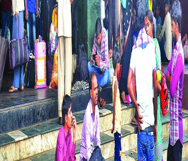 The trains that go to Mumbai still break | मुंबईकडे जाणाºया गाड्यांना अजूनही ब्रेक The trains that go to Mumbai still break | मुंबईकडे जाणाºया गाड्यांना अजूनही ब्रेक