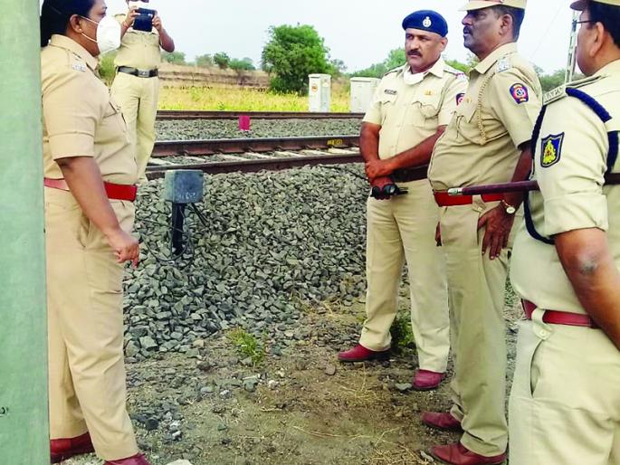 Cut the signal wire and entered the train; Gold was looted by beating women | सिग्नलची वायर कट करून रेल्वेत घुसले; महिलांना मारहाण करून सोने लुटले