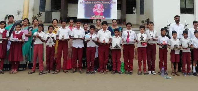 The mammoths have come true | चिमुकल्यांनी साकारले गणराय