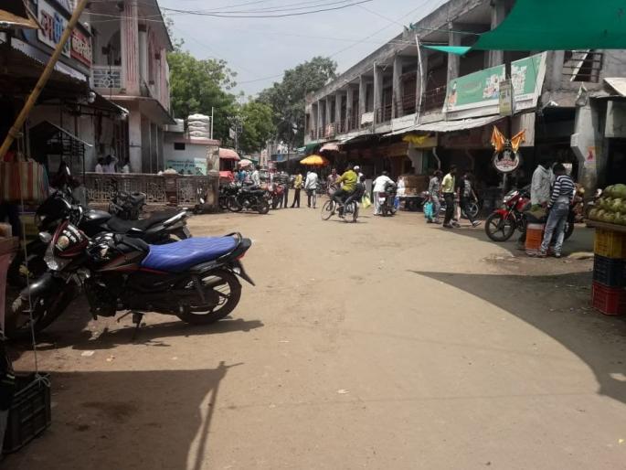 Question of subsistence for vegetable vendors due to lack of space | पारोळ््यात जागेअभावी भाजीपाला विक्रेत्यांना उदरनिर्वाहाचा प्रश्न