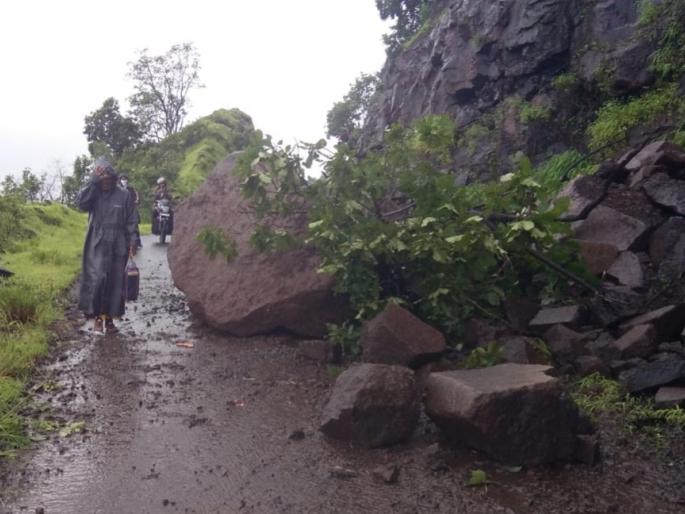 Traffic jam due to stone collapse in Rwandan Ghat | रेवंडे घाटात दगड कोसळल्यामुळे वाहतूक ठप्प Traffic jam due to stone collapse in Rwandan Ghat | रेवंडे घाटात दगड कोसळल्यामुळे वाहतूक ठप्प