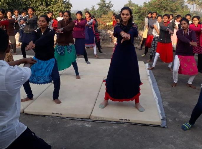 Students take self-discipline lessons at Bhadgaon College | भडगाव महाविद्यालयात विद्यार्थिनींनी गिरवले स्वयंसिद्धतेचे धडे Students take self-discipline lessons at Bhadgaon College | भडगाव महाविद्यालयात विद्यार्थिनींनी गिरवले स्वयंसिद्धतेचे धडे