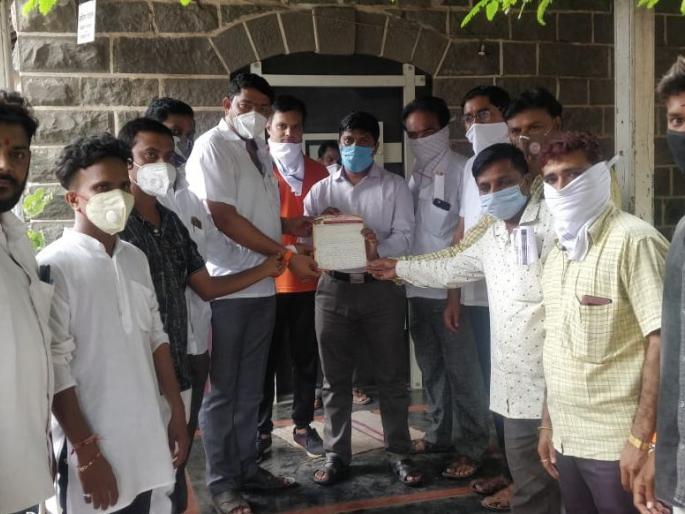 Take action against BJP office bearers wearing sandals in the temple during the bell-ringing agitation - Shiv Sena's demand | घंटानाद आंदोलनात मंदिरात चपला घालून आंदोलन करणाऱ्या भाजप पदाधिकाऱ्यांवर कारवाई करा-शिवसेनेची मागणी Take action against BJP office bearers wearing sandals in the temple during the bell-ringing agitation - Shiv Sena's demand | घंटानाद आंदोलनात मंदिरात चपला घालून आंदोलन करणाऱ्या भाजप पदाधिकाऱ्यांवर कारवाई करा-शिवसेनेची मागणी