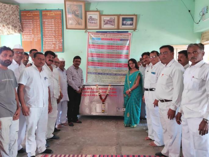 Sonepane couple visit cold coffin at Fafore in Amalner taluka | अमळनेर तालुक्यातील फाफोरे येथे सोनवणे दाम्पत्यातर्फे शीत शवपेटी भेट Sonepane couple visit cold coffin at Fafore in Amalner taluka | अमळनेर तालुक्यातील फाफोरे येथे सोनवणे दाम्पत्यातर्फे शीत शवपेटी भेट