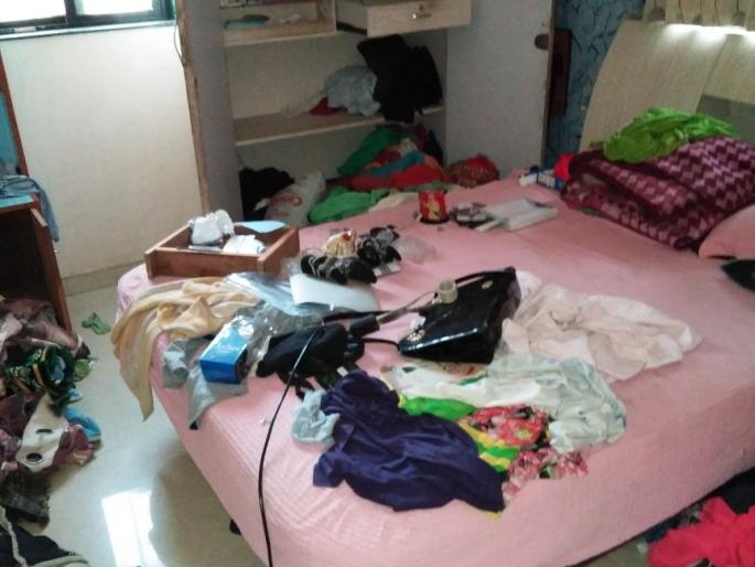 Sangli's fifteen lacs of lump, bungalow bolted: 26 Tola jewelery worth Rs.1 lakh | सांगलीत पंधरा लाखांचा ऐवज लंपास, बंगला फोडला : २६ तोळे दागिन्यासह दीड लाखाच्या रोकडवर डल्ला Sangli's fifteen lacs of lump, bungalow bolted: 26 Tola jewelery worth Rs.1 lakh | सांगलीत पंधरा लाखांचा ऐवज लंपास, बंगला फोडला : २६ तोळे दागिन्यासह दीड लाखाच्या रोकडवर डल्ला