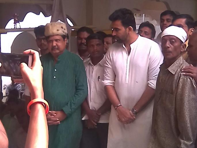 Sagarika Ghatge-Zaheed Dapatin Taken on Gabi Peer Galef, Prabhu Shriram's Darshan | सागरिका घाटगे-झहीर दांपत्यांने चढविला गैबी पीरावर गलेफ, प्रभू श्रीरामाचे घेतले दर्शन Sagarika Ghatge-Zaheed Dapatin Taken on Gabi Peer Galef, Prabhu Shriram's Darshan | सागरिका घाटगे-झहीर दांपत्यांने चढविला गैबी पीरावर गलेफ, प्रभू श्रीरामाचे घेतले दर्शन