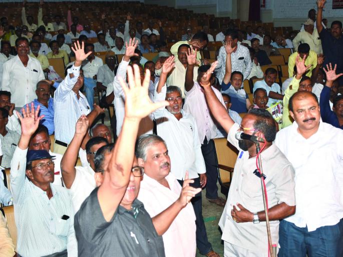 Members of the Sangli Salary Arnars Society's Annual Meeting | दि सांगली सॅलरी अर्नर्स सोसायटीच्या वार्षिक सभेत सभासदांचा संताप Members of the Sangli Salary Arnars Society's Annual Meeting | दि सांगली सॅलरी अर्नर्स सोसायटीच्या वार्षिक सभेत सभासदांचा संताप