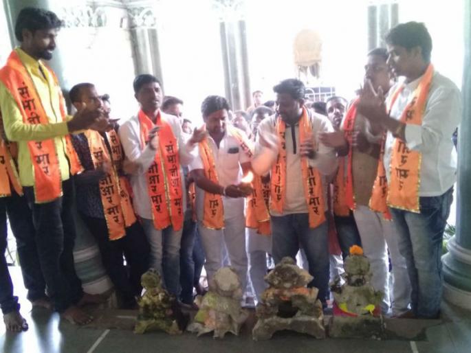 Ganesh Murthy Visarjan, Sambhaji Aram Sangh's Solapur municipal corporation, Ganesh Puja before the Commissioner's office | गणेशमुर्ती विसर्जन, संभाजी आरमार संघटनेचे सोलापूर महापालिकेत आंदोलन, आयुक्त कार्यालयासमोर केली गणेशपुजा