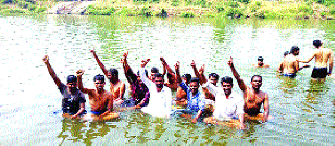 Demonstrations descending on the banks of the river Krishna in Sangli | सांगलीत कृष्णा नदीच्या पात्रात उतरून निदर्शने