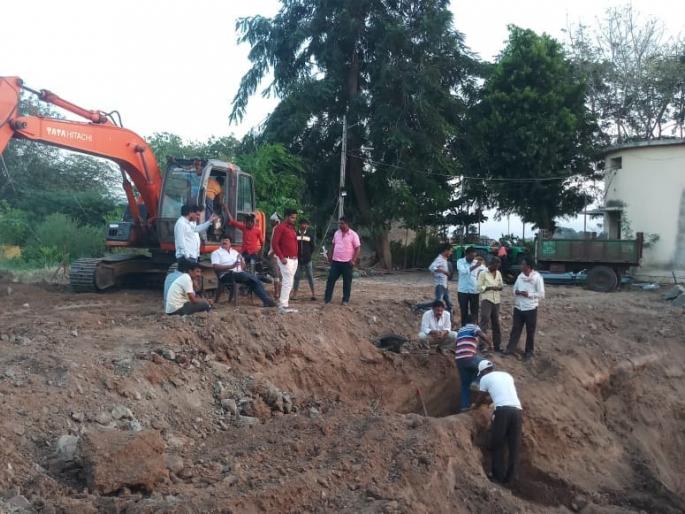 To remove the water scarcity, place the base in the city of Cambodia | पाणी टंचाई दूर करण्यासाठी ठेंगोडा येथे तळ ठोकुन To remove the water scarcity, place the base in the city of Cambodia | पाणी टंचाई दूर करण्यासाठी ठेंगोडा येथे तळ ठोकुन