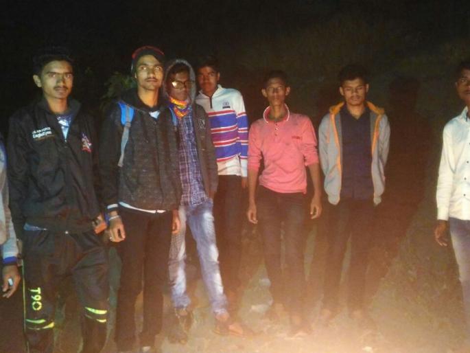 Satara: Jagar Jankar welcomes a new year, unique initiative: under the possession of Tali Ram police due to Shivram | सातारा : गडकोट रक्षणाच्या जागराने नववर्षाचे स्वागत, अनोखा उपक्रम : धर्मवीर युवा मंचच्या शिवप्रेमींमुळे तळीराम पोलिसांच्या ताब्यात Satara: Jagar Jankar welcomes a new year, unique initiative: under the possession of Tali Ram police due to Shivram | सातारा : गडकोट रक्षणाच्या जागराने नववर्षाचे स्वागत, अनोखा उपक्रम : धर्मवीर युवा मंचच्या शिवप्रेमींमुळे तळीराम पोलिसांच्या ताब्यात