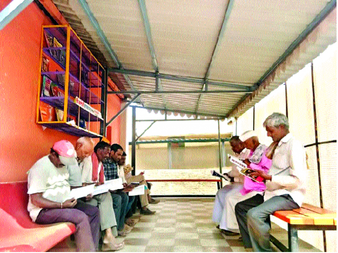 'Vachchankatta' has been set up in the village itself. | स्वखर्चातून गावामध्येच उभारलाय ‘वाचनकट्टा’ 'Vachchankatta' has been set up in the village itself. | स्वखर्चातून गावामध्येच उभारलाय ‘वाचनकट्टा’