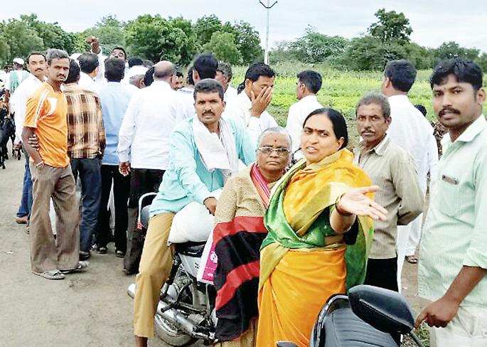 Farmers stopped the road work to compensate | भरपाईसाठी शेतक-यांनी रस्त्याचे काम रोखले Farmers stopped the road work to compensate | भरपाईसाठी शेतक-यांनी रस्त्याचे काम रोखले