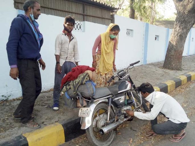 The family came to the city for about sixteen kilometers on a bike | गावी परतण्यासाठी ती फॅमिली आली तब्बल सोळाशे किलोमीटर दुचाकीवर The family came to the city for about sixteen kilometers on a bike | गावी परतण्यासाठी ती फॅमिली आली तब्बल सोळाशे किलोमीटर दुचाकीवर