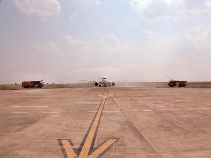 Shirdi landed at the airport | शिर्डी विमानतळावर उतरले बोर्इंग Shirdi landed at the airport | शिर्डी विमानतळावर उतरले बोर्इंग