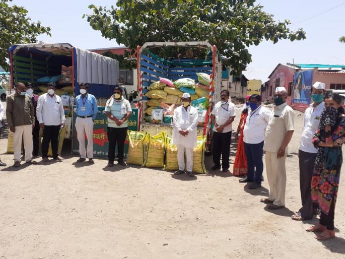 Fertilizer sale on the dam by a farmer company | शेतकरी कंपनीकडून बांधावर खतविक्री Fertilizer sale on the dam by a farmer company | शेतकरी कंपनीकडून बांधावर खतविक्री