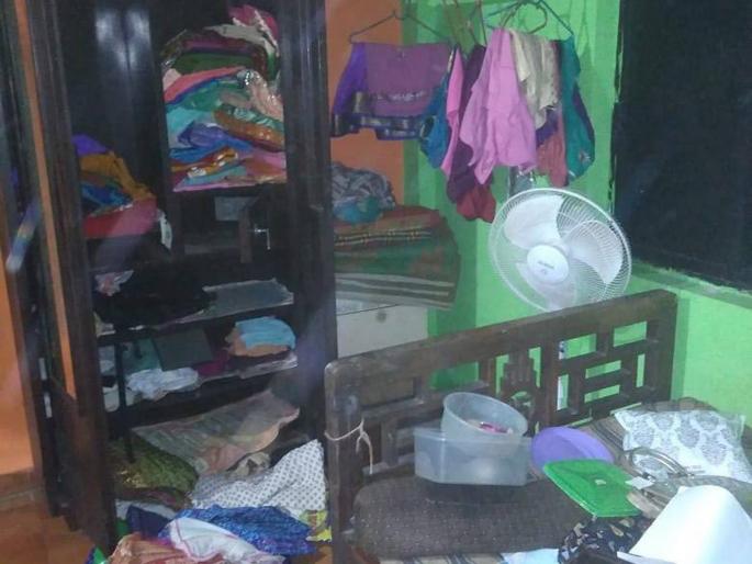 Thieves broke into a closet by removing the keys of a closed house | बंद घराची कौले काढून चोरांनी कपाट फोडले Thieves broke into a closet by removing the keys of a closed house | बंद घराची कौले काढून चोरांनी कपाट फोडले