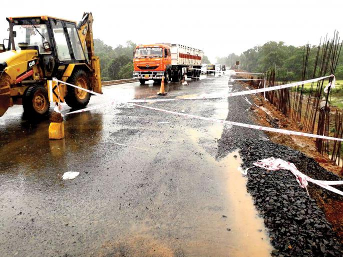 Worked here wrongly at Thathath; Traffic jam on the highway | पणदूर तिठा येथे चुकीच्या पद्धतीने काम; महामार्गावरील वाहतूक ठप्प Worked here wrongly at Thathath; Traffic jam on the highway | पणदूर तिठा येथे चुकीच्या पद्धतीने काम; महामार्गावरील वाहतूक ठप्प
