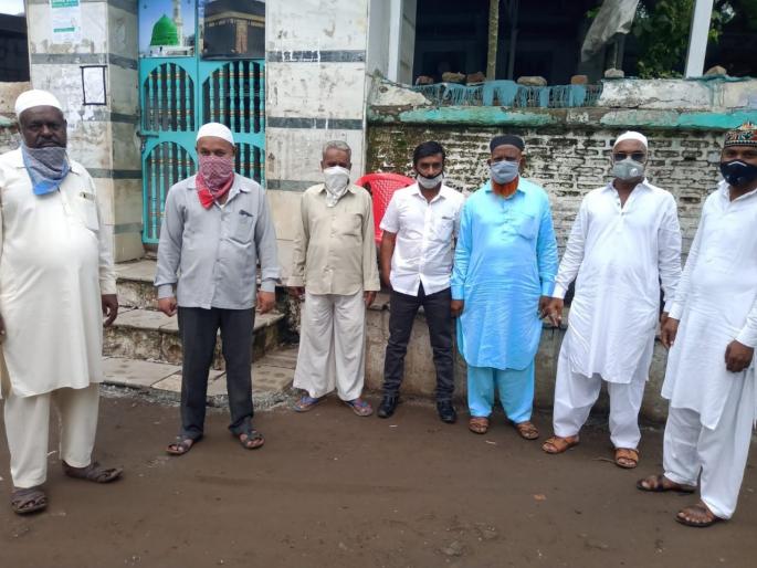 Muslims celebrate Eid by praying in their homes | मुस्लिम बांधवांनी आपल्या घरात नमाज पडत साजरी केली ईद Muslims celebrate Eid by praying in their homes | मुस्लिम बांधवांनी आपल्या घरात नमाज पडत साजरी केली ईद