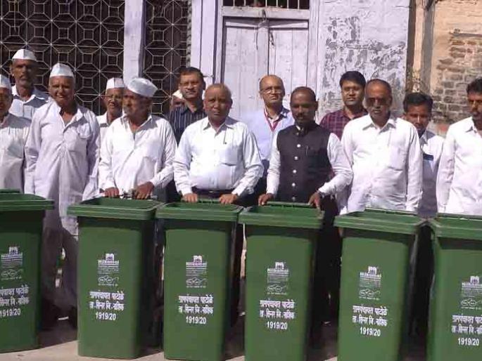 garbage wells from the Gram Panchayat in Patole | पाटोळेत ग्रामपंचायतीकडून कचराकुंड्या garbage wells from the Gram Panchayat in Patole | पाटोळेत ग्रामपंचायतीकडून कचराकुंड्या