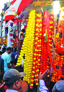 Ganeshotsav market gains inflation in Sangli | सांगलीत गणेशोत्सवाच्या बाजाराला महागाईची झळ Ganeshotsav market gains inflation in Sangli | सांगलीत गणेशोत्सवाच्या बाजाराला महागाईची झळ