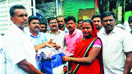 Vishwajit Kadam with Krishnakatha even after Mahapur! | महापुरानंतरही विश्वजित कदम कृष्णाकाठासोबत! Vishwajit Kadam with Krishnakatha even after Mahapur! | महापुरानंतरही विश्वजित कदम कृष्णाकाठासोबत!