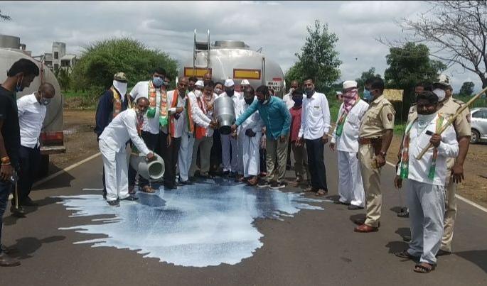 Agitations on Ghoti Sinnar Highway for milk price hike | दूध दरवाढीसाठी घोटी सिन्नर हायवेवर आंदोलन Agitations on Ghoti Sinnar Highway for milk price hike | दूध दरवाढीसाठी घोटी सिन्नर हायवेवर आंदोलन