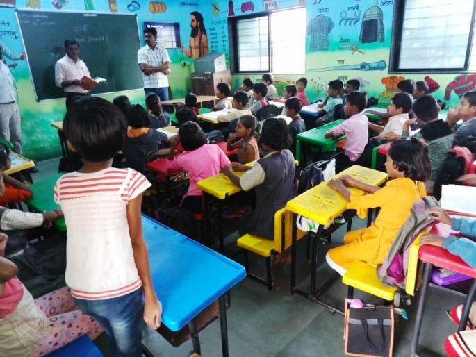 Tehsildars taught the lesson of childbirth | तहसीलदारांनी शिकवला बालभारतीचा धडा Tehsildars taught the lesson of childbirth | तहसीलदारांनी शिकवला बालभारतीचा धडा