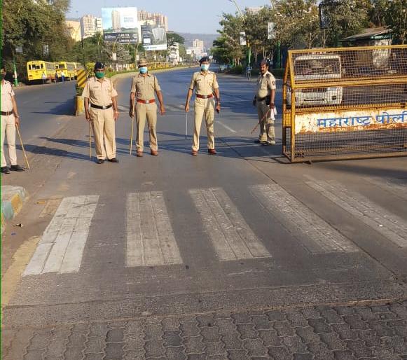 One-day action against six persons for violating the communication order in Thane | ठाण्यात संचारबंदीचे आदेश मोडणाऱ्या ५६ जणांविरुद्ध एकाच दिवशी कारवाई One-day action against six persons for violating the communication order in Thane | ठाण्यात संचारबंदीचे आदेश मोडणाऱ्या ५६ जणांविरुद्ध एकाच दिवशी कारवाई