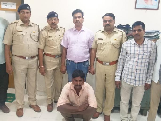 Thane forest department arrested accused for hunting of common Indian Monitor | घोरपडीची शिकार करणा-यास ठाणे वनविभागाने केली अटक Thane forest department arrested accused for hunting of common Indian Monitor | घोरपडीची शिकार करणा-यास ठाणे वनविभागाने केली अटक