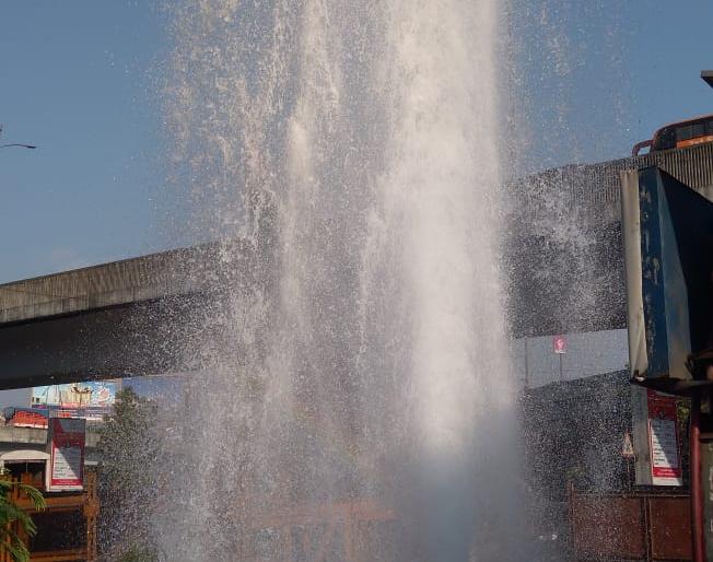 Millions of liters of water wasted due to rupture of MIDC aqueduct in Thane | ठाण्यात एमआयडीसीची जलवाहिनी फुटल्याने लाखो लीटर पाण्याचा अपवय Millions of liters of water wasted due to rupture of MIDC aqueduct in Thane | ठाण्यात एमआयडीसीची जलवाहिनी फुटल्याने लाखो लीटर पाण्याचा अपवय