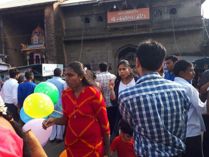 Trimbakeshwar crowd of devotees even in cold! | थंडीतही त्र्यंबकेश्वरला भाविकांची गर्दी ! Trimbakeshwar crowd of devotees even in cold! | थंडीतही त्र्यंबकेश्वरला भाविकांची गर्दी !