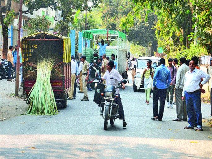 Penal action for 728 motorists, despite the ban of vehicles | वाहनांना बंदी केलेली असतानाही ७२८ वाहनधारकांवर दंडात्मक कारवाई Penal action for 728 motorists, despite the ban of vehicles | वाहनांना बंदी केलेली असतानाही ७२८ वाहनधारकांवर दंडात्मक कारवाई