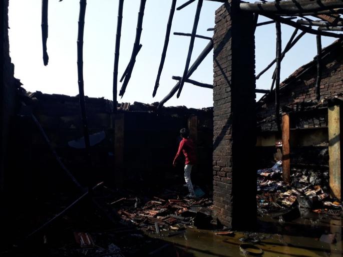 Pithawadgaon (Kolhapur): A firefighting factory collapsed in a factory, killing one and injuring seriously | पेठवडगाव (कोल्हापूर) : फटाके कारखान्यात स्फोट होऊन कामगार जागीच ठार, एक गंभीर जखमी Pithawadgaon (Kolhapur): A firefighting factory collapsed in a factory, killing one and injuring seriously | पेठवडगाव (कोल्हापूर) : फटाके कारखान्यात स्फोट होऊन कामगार जागीच ठार, एक गंभीर जखमी
