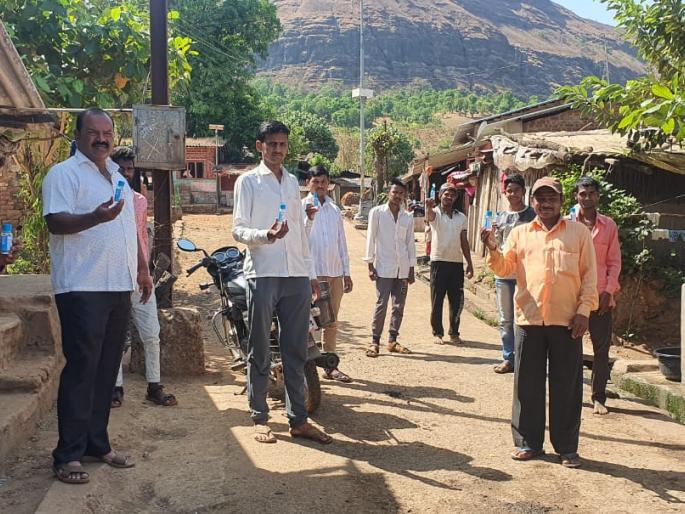 Sanitasar allotted by Nagosli Gram Panchayat | नागोसली ग्रामपंचायतीतर्फे सॅनिटाझरचे वाटप Sanitasar allotted by Nagosli Gram Panchayat | नागोसली ग्रामपंचायतीतर्फे सॅनिटाझरचे वाटप