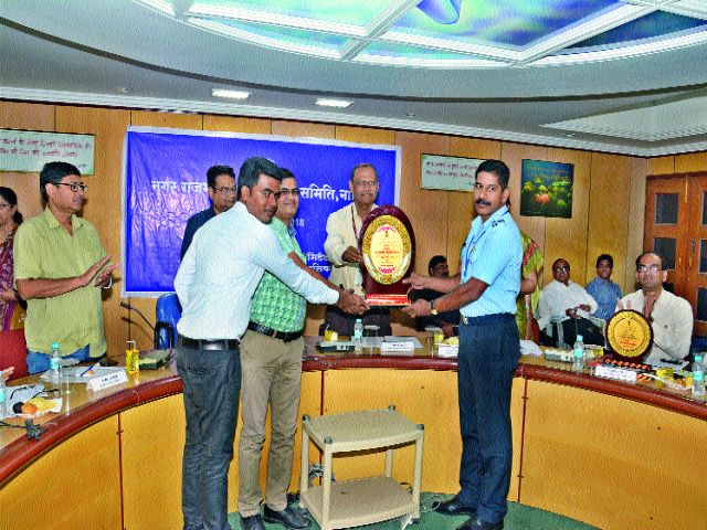 Official Language Award for Ozar Air Force Station | ओझर वायुसेना स्टेशनला राजभाषा पुरस्कार Official Language Award for Ozar Air Force Station | ओझर वायुसेना स्टेशनला राजभाषा पुरस्कार