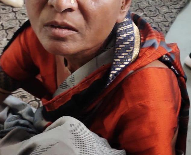 Dhule woman arrested for dragging two vessels from bus stand | बसस्थानकावरून दोन पोत लांबवणाऱ्या धुळ्याच्या महिलेस अटक Dhule woman arrested for dragging two vessels from bus stand | बसस्थानकावरून दोन पोत लांबवणाऱ्या धुळ्याच्या महिलेस अटक