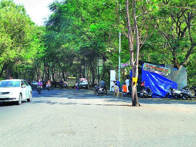 CIDCO Department: encroachment of municipal corporation, encroachment of obstacles in traffic | सिडको विभाग : महापालिकेचे दुर्लक्ष, वाहतुकीला अडथळाहातगाड्यांचे अतिक्रमण CIDCO Department: encroachment of municipal corporation, encroachment of obstacles in traffic | सिडको विभाग : महापालिकेचे दुर्लक्ष, वाहतुकीला अडथळाहातगाड्यांचे अतिक्रमण