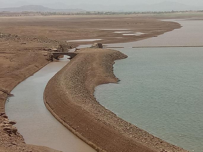 Drought, Water Disaster: British construction work will seen clearly | दुष्काळाच्या झळांनी आटले पाणी : सात वर्षांनी प्रथमच ब्रिटीशकालीन धरणाचे दर्शन Drought, Water Disaster: British construction work will seen clearly | दुष्काळाच्या झळांनी आटले पाणी : सात वर्षांनी प्रथमच ब्रिटीशकालीन धरणाचे दर्शन