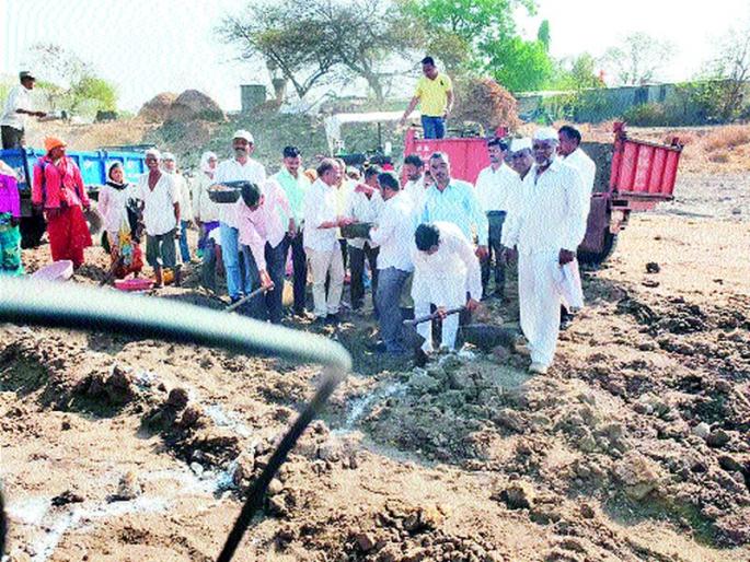 Watercop Competition: Participating in the villages of Nineveh, Gohran, Redgaon, etc. Hirrami participated in various villages in Chandwad taluka. | वॉटरकप स्पर्धा : नन्हावे, गोहरण, रेडगाव आदी गावांमध्ये ग्रामस्थांचा हिरिरीने सहभाग चांदवड तालुक्यात विविध गावांमध्ये श्रमदान Watercop Competition: Participating in the villages of Nineveh, Gohran, Redgaon, etc. Hirrami participated in various villages in Chandwad taluka. | वॉटरकप स्पर्धा : नन्हावे, गोहरण, रेडगाव आदी गावांमध्ये ग्रामस्थांचा हिरिरीने सहभाग चांदवड तालुक्यात विविध गावांमध्ये श्रमदान