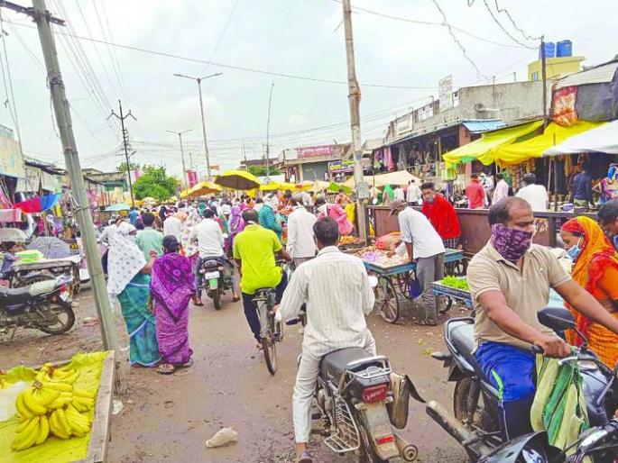 Crowds in the market on the first day of relaxation! | शिथिलता मिळताच पहिल्याच दिवशी बाजारपेठेत गर्दी ! Crowds in the market on the first day of relaxation! | शिथिलता मिळताच पहिल्याच दिवशी बाजारपेठेत गर्दी !