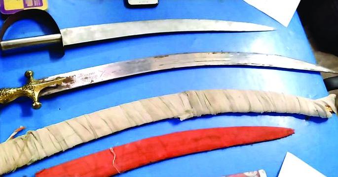 Grab a sharp weapon; All three were charged | धारदार शस्त्र हस्तगत; तिघांवर गुन्हा दाखल Grab a sharp weapon; All three were charged | धारदार शस्त्र हस्तगत; तिघांवर गुन्हा दाखल