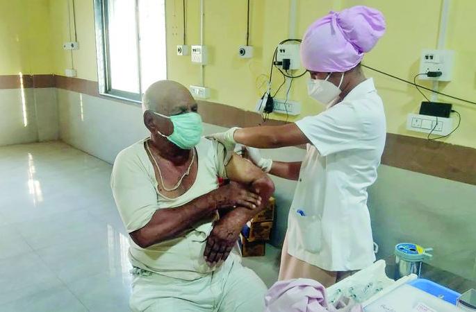 Corona vaccine was given to 90 seniors in six centers in Washim | सहा केंद्रांत ९० ज्येष्ठांना दिली कोरोना प्रतिबंधक लस Corona vaccine was given to 90 seniors in six centers in Washim | सहा केंद्रांत ९० ज्येष्ठांना दिली कोरोना प्रतिबंधक लस