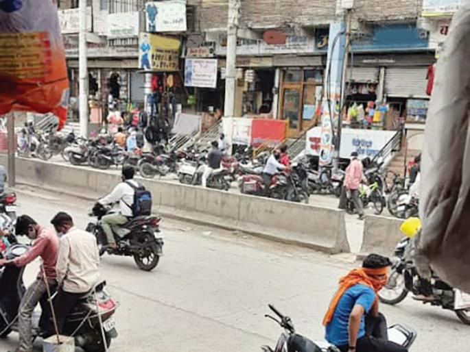 Washim Unlock: Market thrives on tightening restrictions; The merchants were also relieved | Washim Unlock : कठोर निर्बंध शिथिल होताच बाजारपेठ फुलली; व्यापारीही सुखावले Washim Unlock: Market thrives on tightening restrictions; The merchants were also relieved | Washim Unlock : कठोर निर्बंध शिथिल होताच बाजारपेठ फुलली; व्यापारीही सुखावले