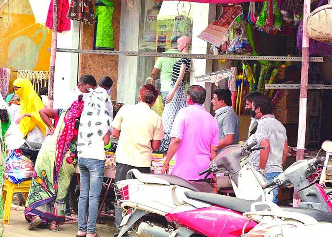 Violation of rules by shopkeepers at Washim | दुकानदारांकडून नियमांचे उल्लंघन! Violation of rules by shopkeepers at Washim | दुकानदारांकडून नियमांचे उल्लंघन!