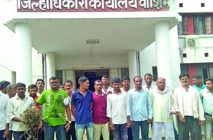 Washim: Farmers clash at district collector's office | वाशिम :  शेतकऱ्यांची जिल्हाधिकारी कार्यालयात धडक