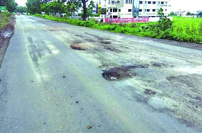 Pathols on the Akola-Washim Highway; The chances of an accident increased | अकोला-वाशिम महामार्गावर खड्डेच खड्डे; अपघाताची शक्यता वाढली